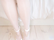 纯洁的白丝少女_替我足交_我超爱她的美腿